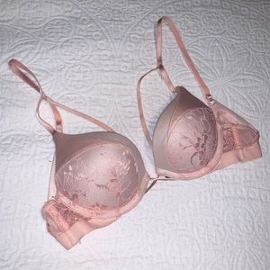Victoria’s Secret Bombshell bra 32AA Peach lace